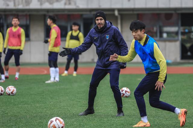 开云APP-南通支云主帅：新赛季目标保级 中国没有足球文化